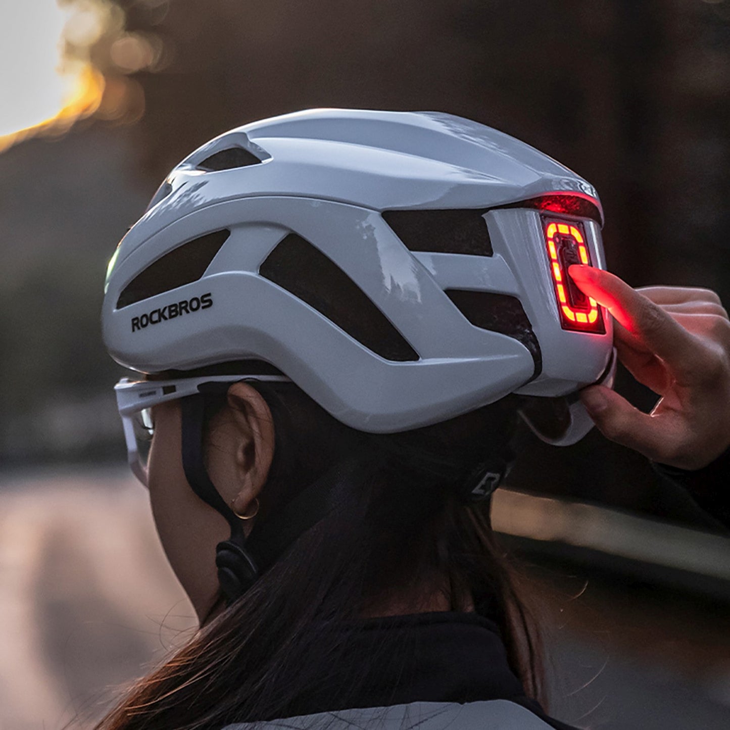 ROCKBROS Bicycle helmet with integrated omni-directional lighting USB-C 57-61 cm - white – image 7