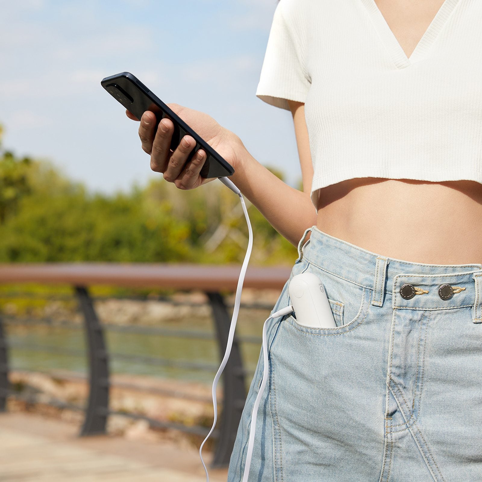 Jisulife Mini portable fan with power bank function and flashlight 2000mAh - white – image 5